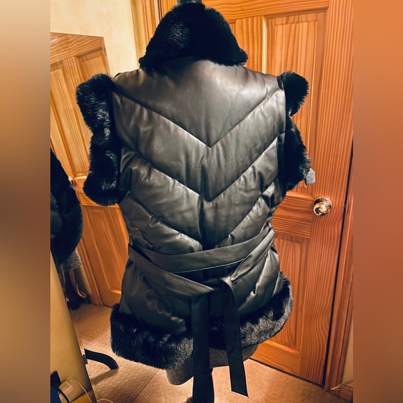Black faux fur and faux leather belted gilet (vest) - Picture 4 of 4